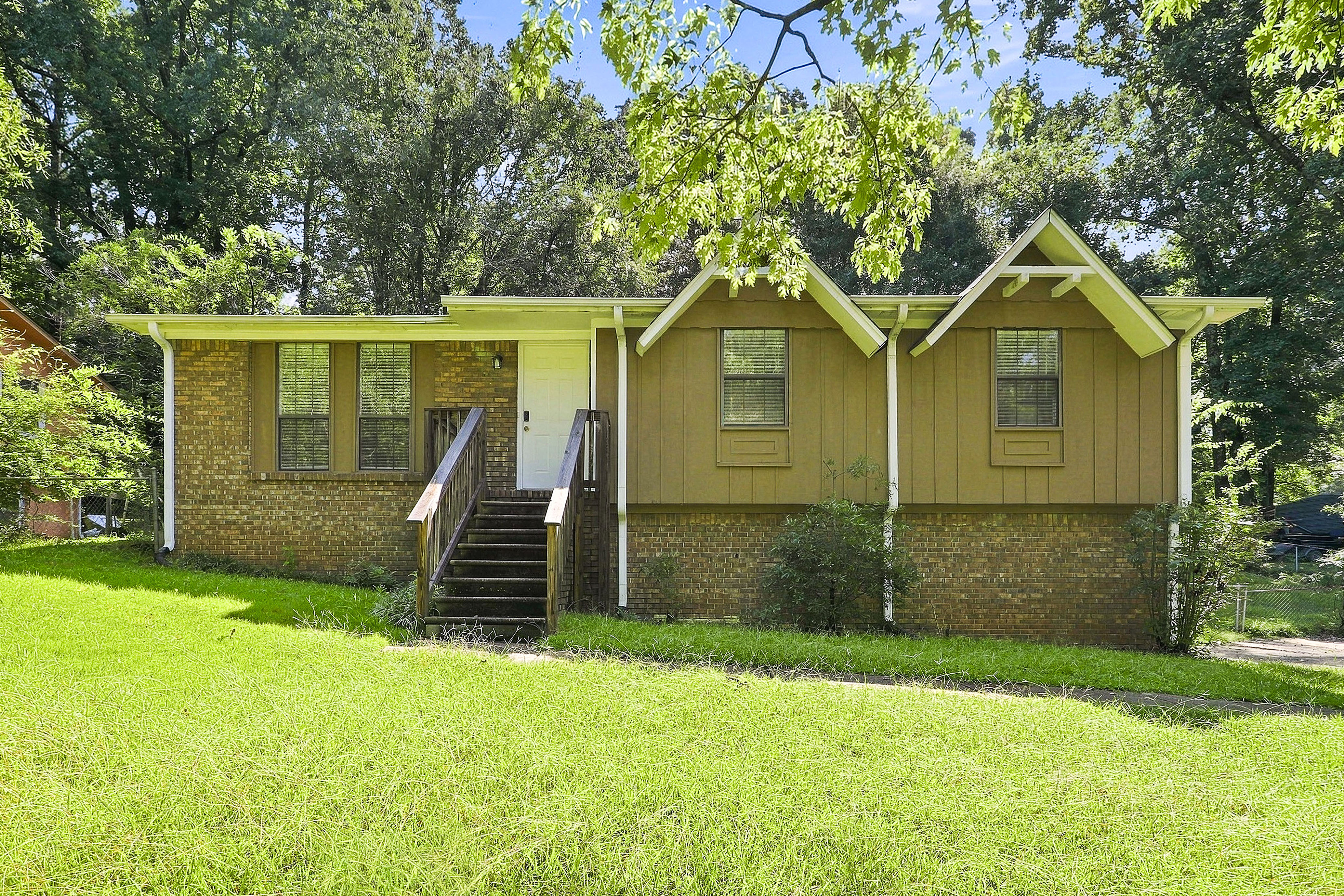5057 Oak Leaf Cir Adamsville, AL 35005